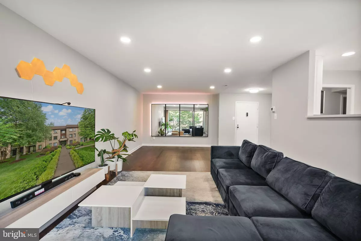 Oakton, VA 22124,3031 BORGE ST #205