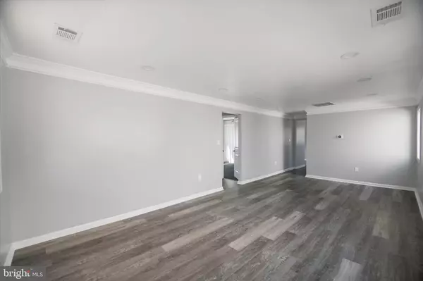 Capitol Heights, MD 20743,402 DATELEAF AVE