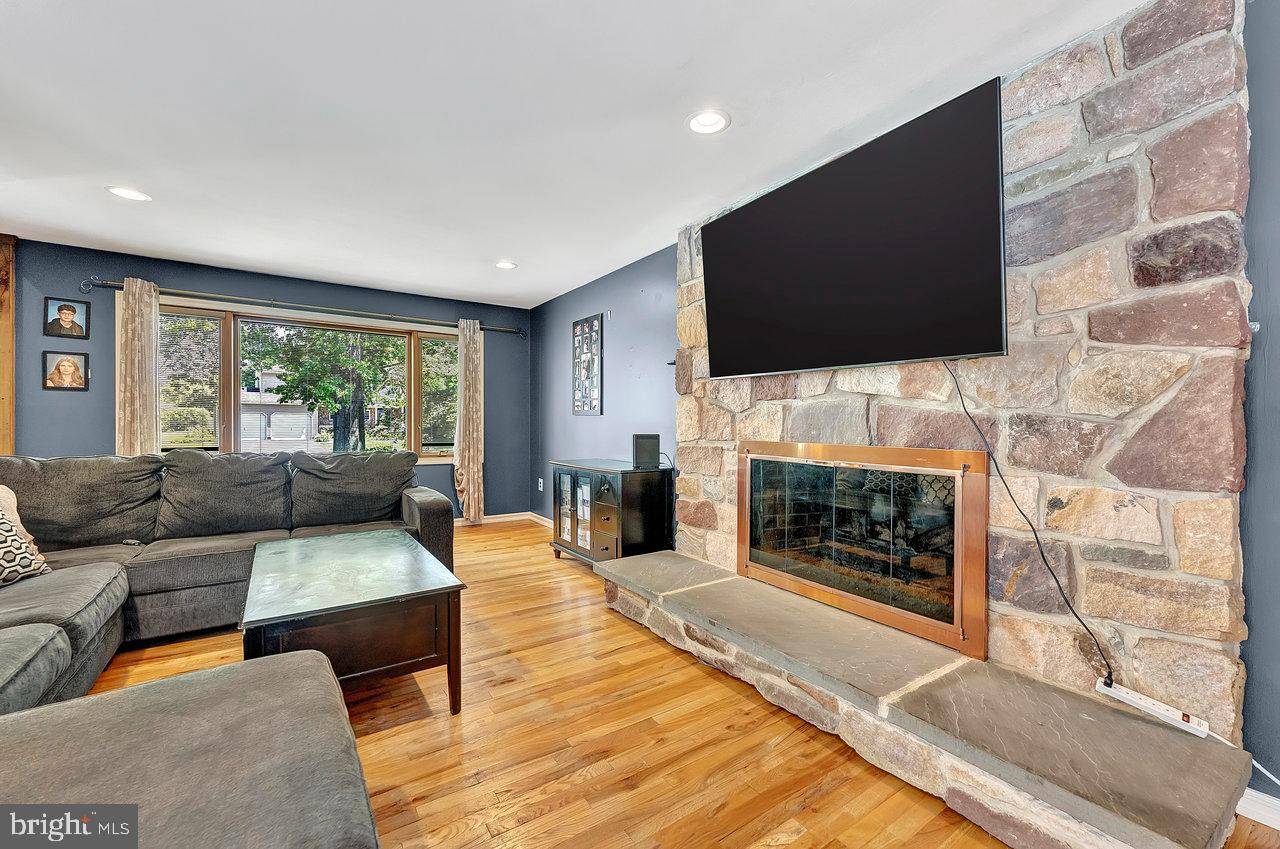 Hamilton, NJ 08619,5 DOLPHIN LANE