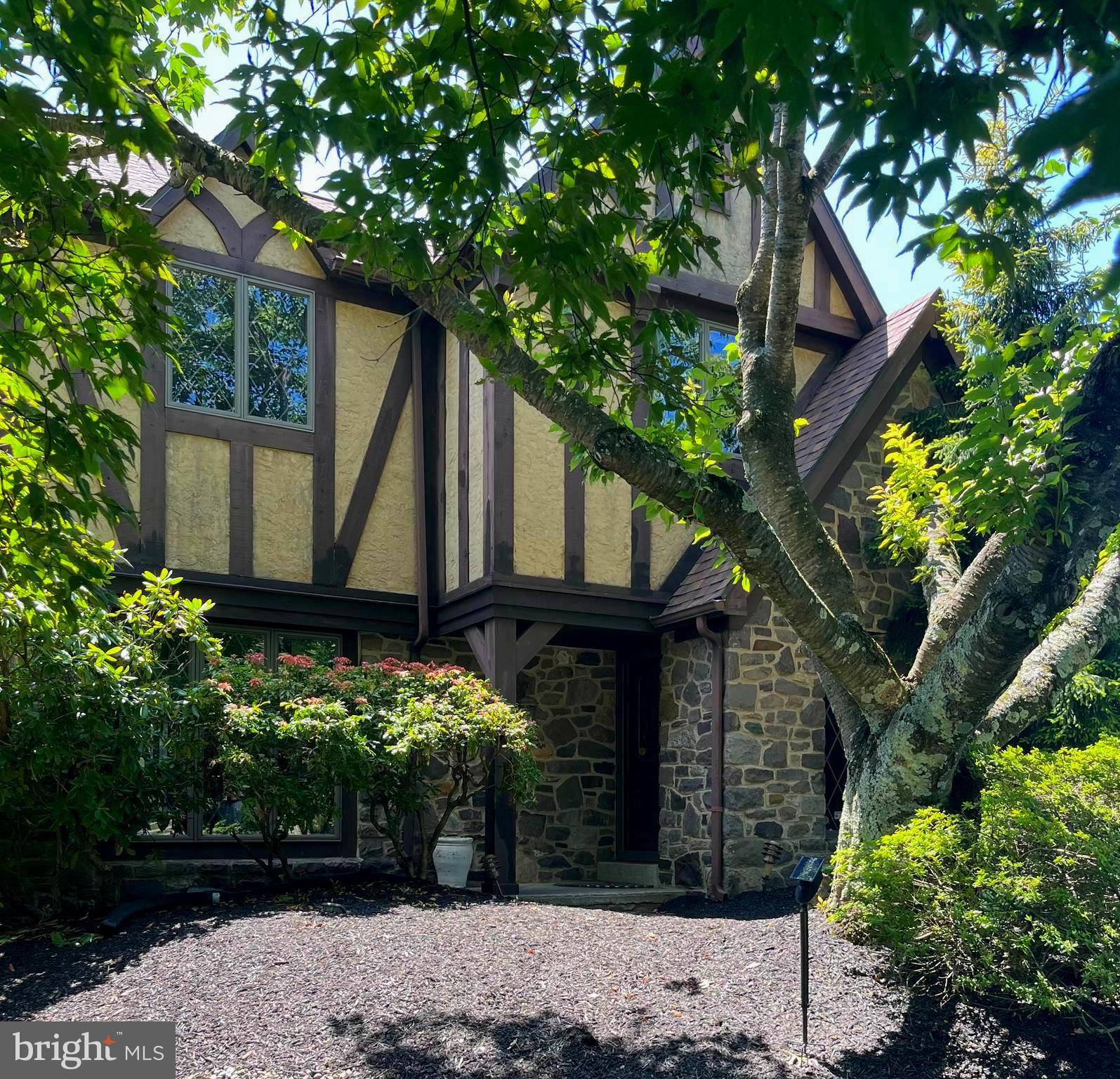 13 COLONIAL DR, Newtown, PA 18940