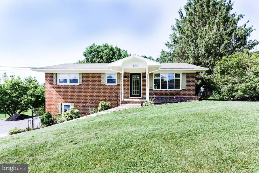 1539 LAKE SHORE DR, Chambersburg, PA 17202