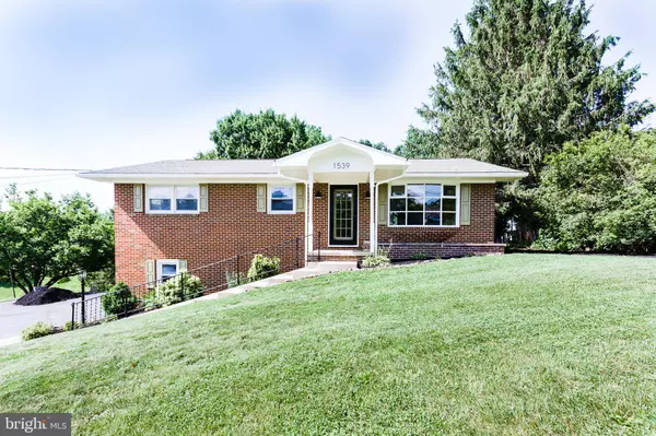 1539 LAKE SHORE DR, Chambersburg, PA 17202