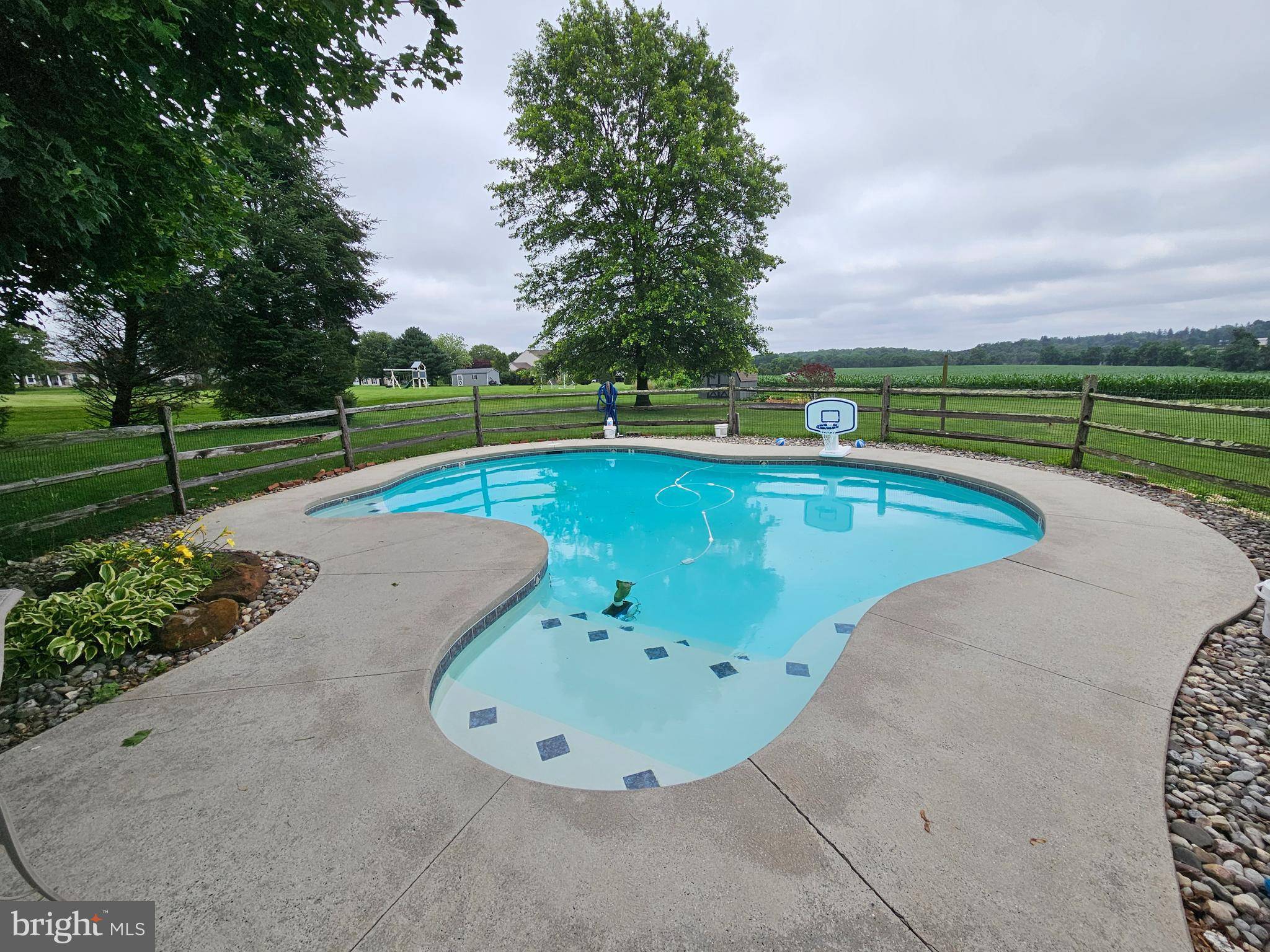 Elverson, PA 19520,410 CHESTNUT TREE RD