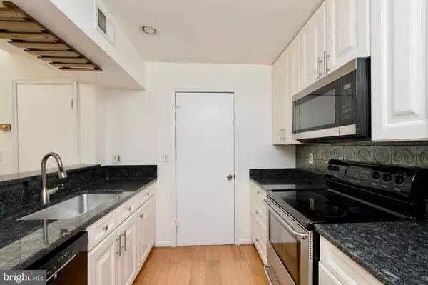 Falls Church, VA 22041,3377 LAKESIDE VIEW DR #19-2