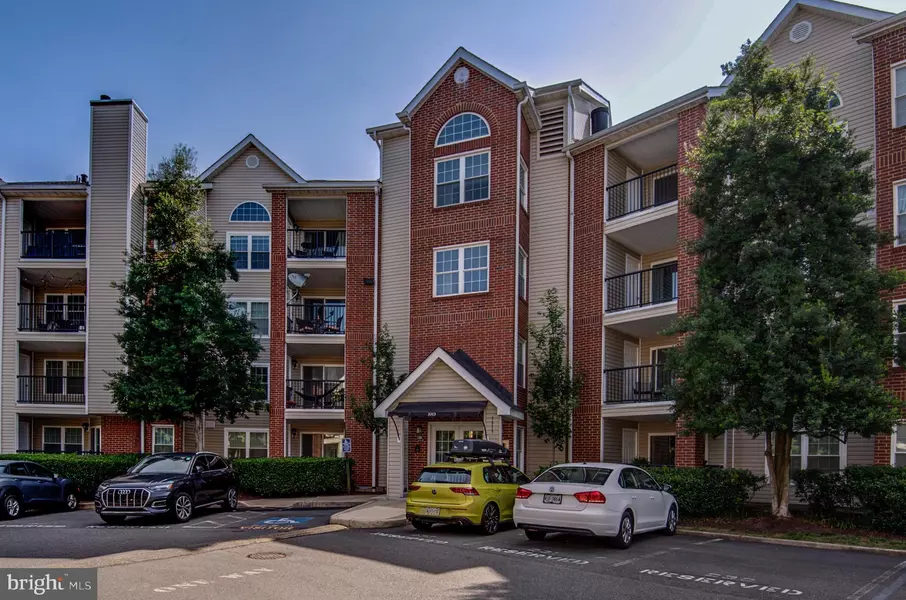 3313 WYNDHAM CIR #3210, Alexandria, VA 22302