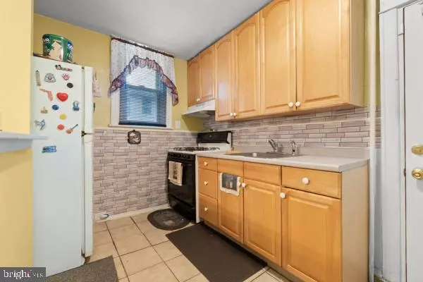 Philadelphia, PA 19111,825 RHAWN ST