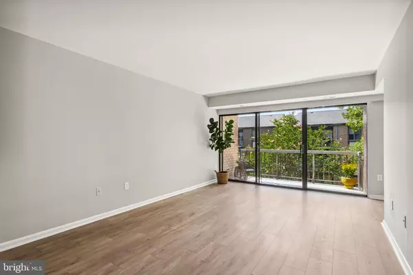Fairfax, VA 22031,9733 KINGS CROWN CT #202