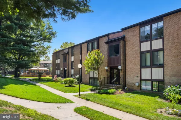Fairfax, VA 22031,9733 KINGS CROWN CT #202