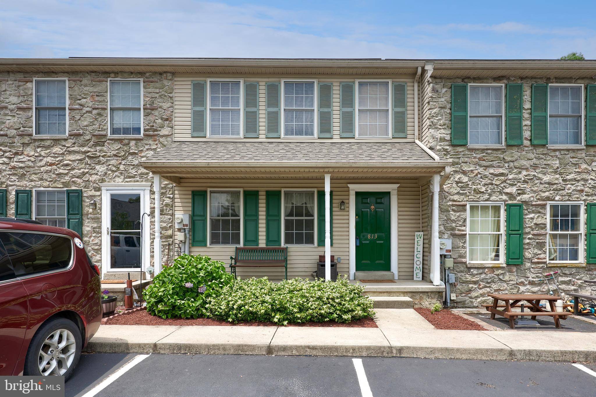 Mount Joy, PA 17552,813 KNOLL DR