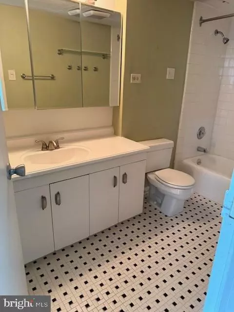 Philadelphia, PA 19106,604-36 S WASHINGTON SQ #809