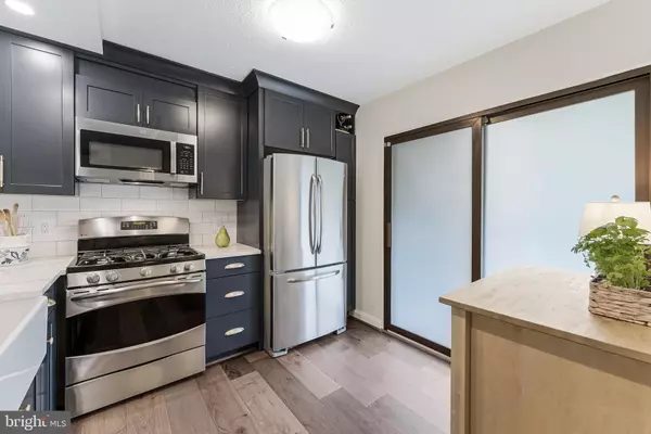 Reston, VA 20190,1568 MOORINGS DR #11B