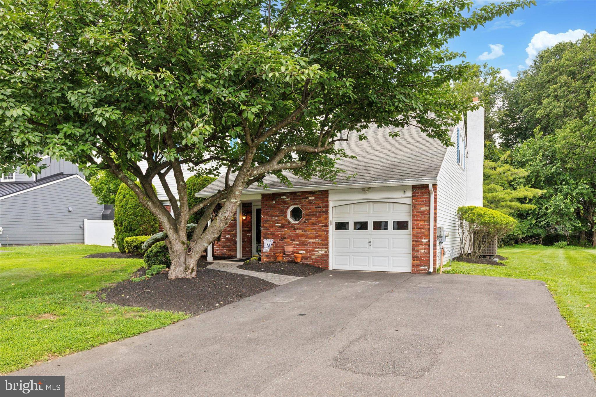 Holland, PA 18966,15 PENN CIR