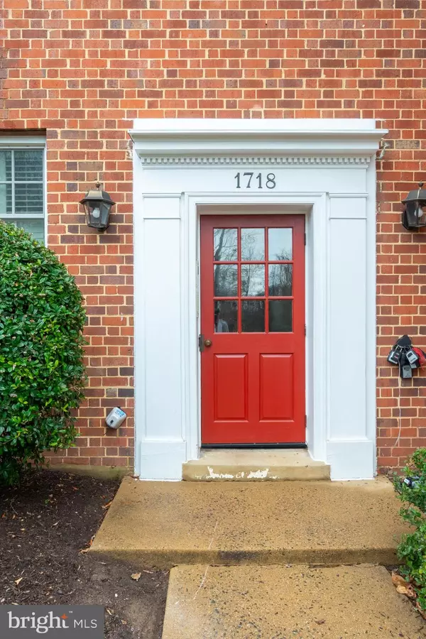 1718 W ABINGDON DR #302, Alexandria, VA 22314