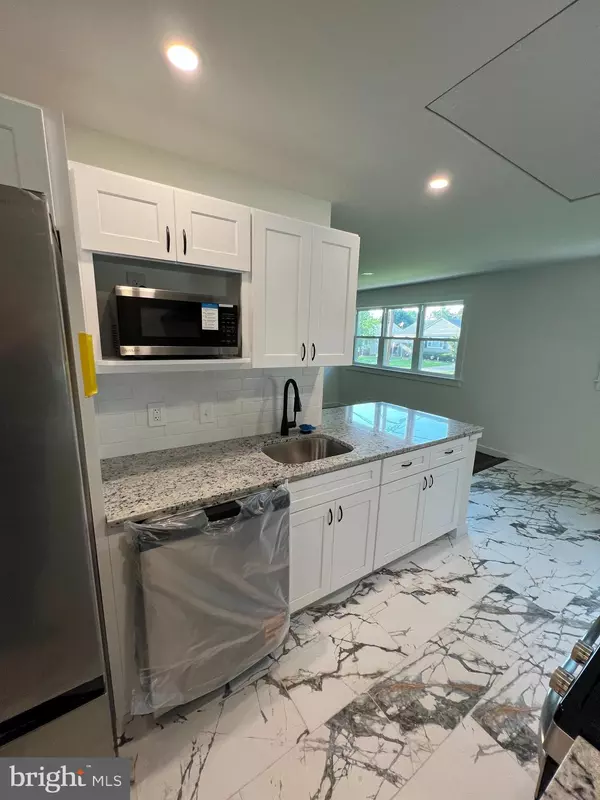 Maple Shade, NJ 08052,32 WOODBINE AVE