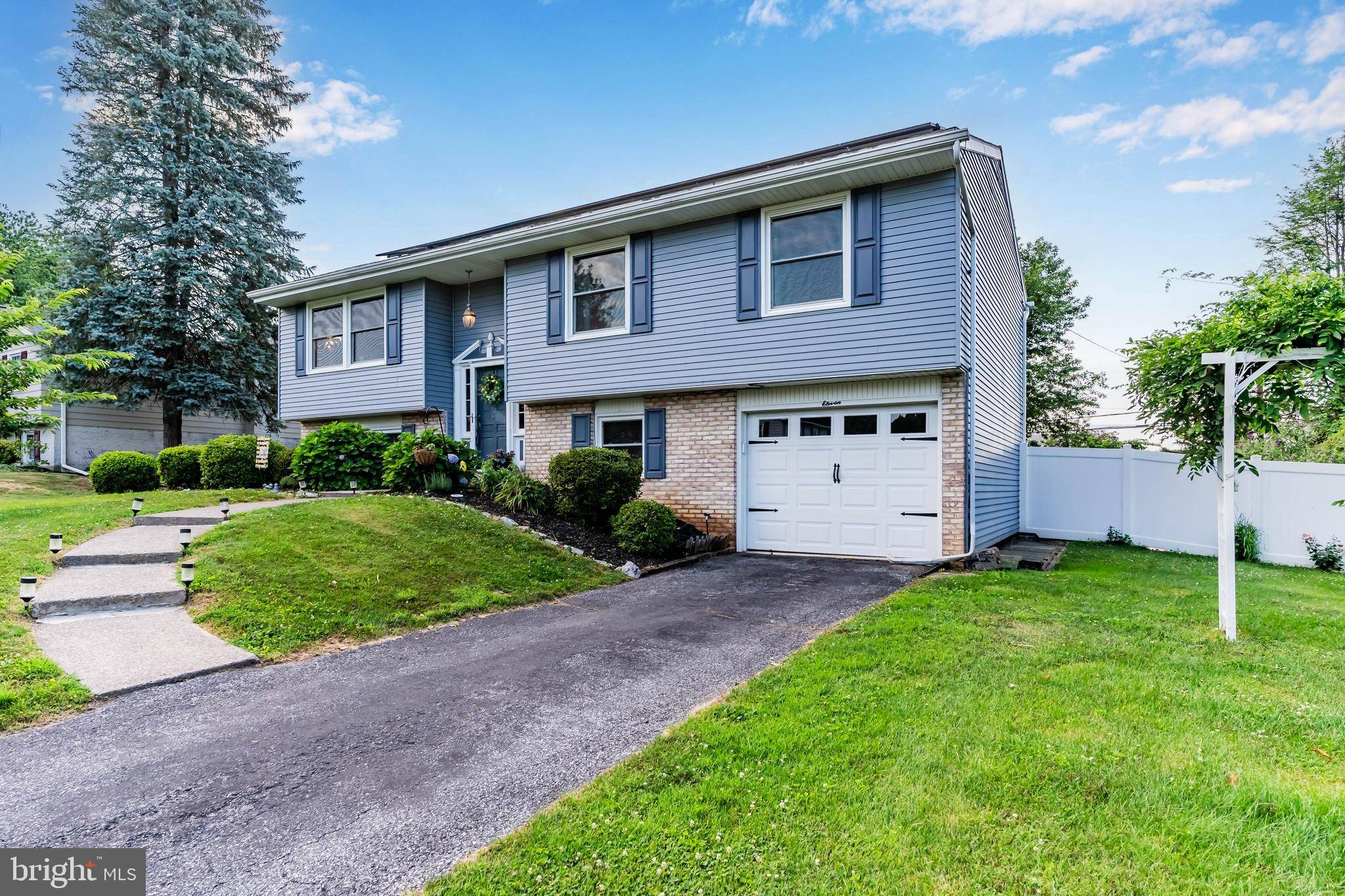 Mechanicsburg, PA 17055,11 MANOR DR
