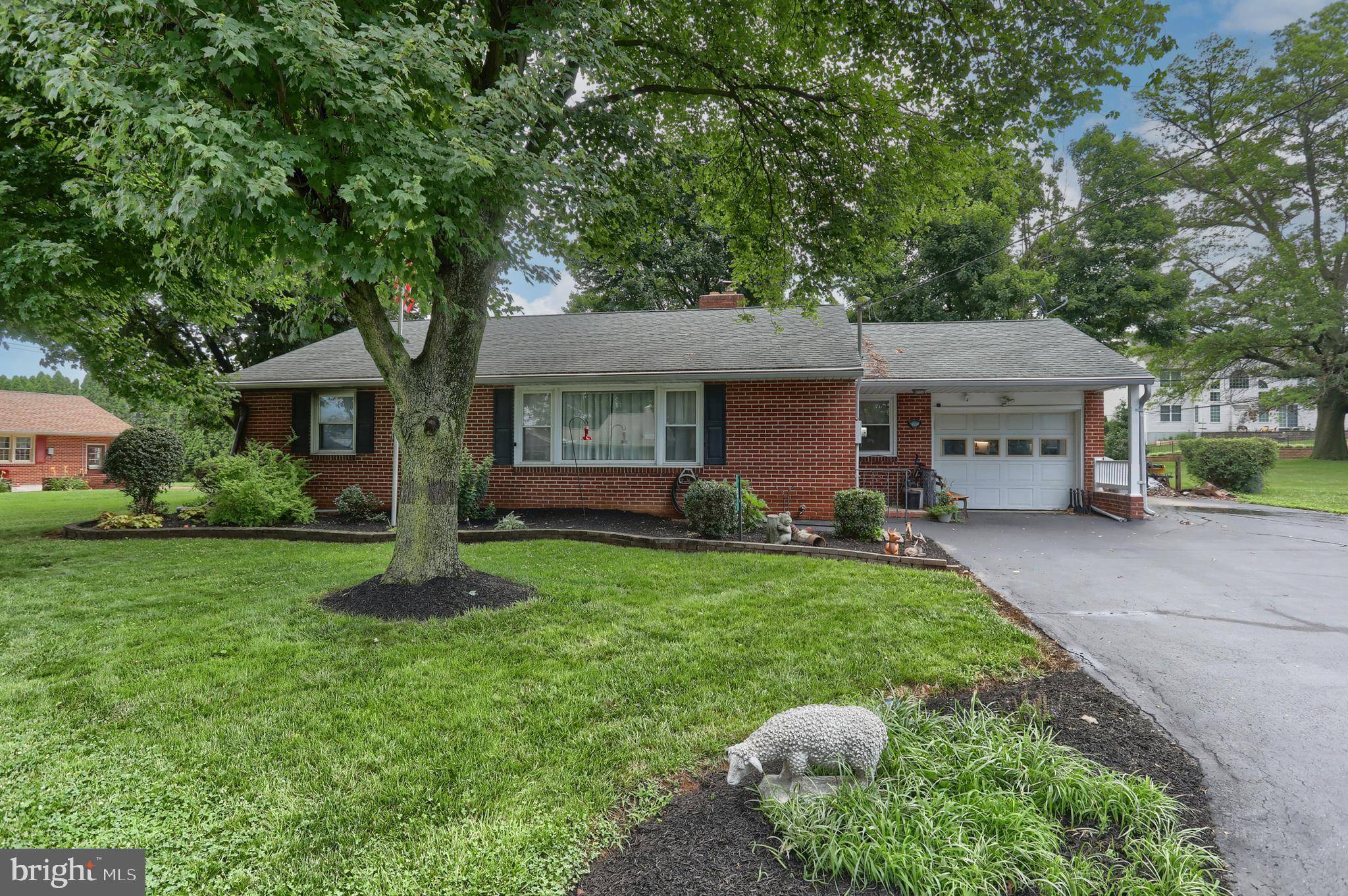 3 PFAUTZ AVE, Lititz, PA 17543