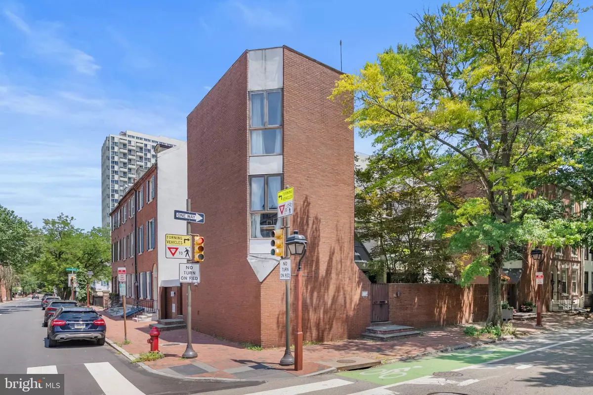 Philadelphia, PA 19106,639 PINE ST