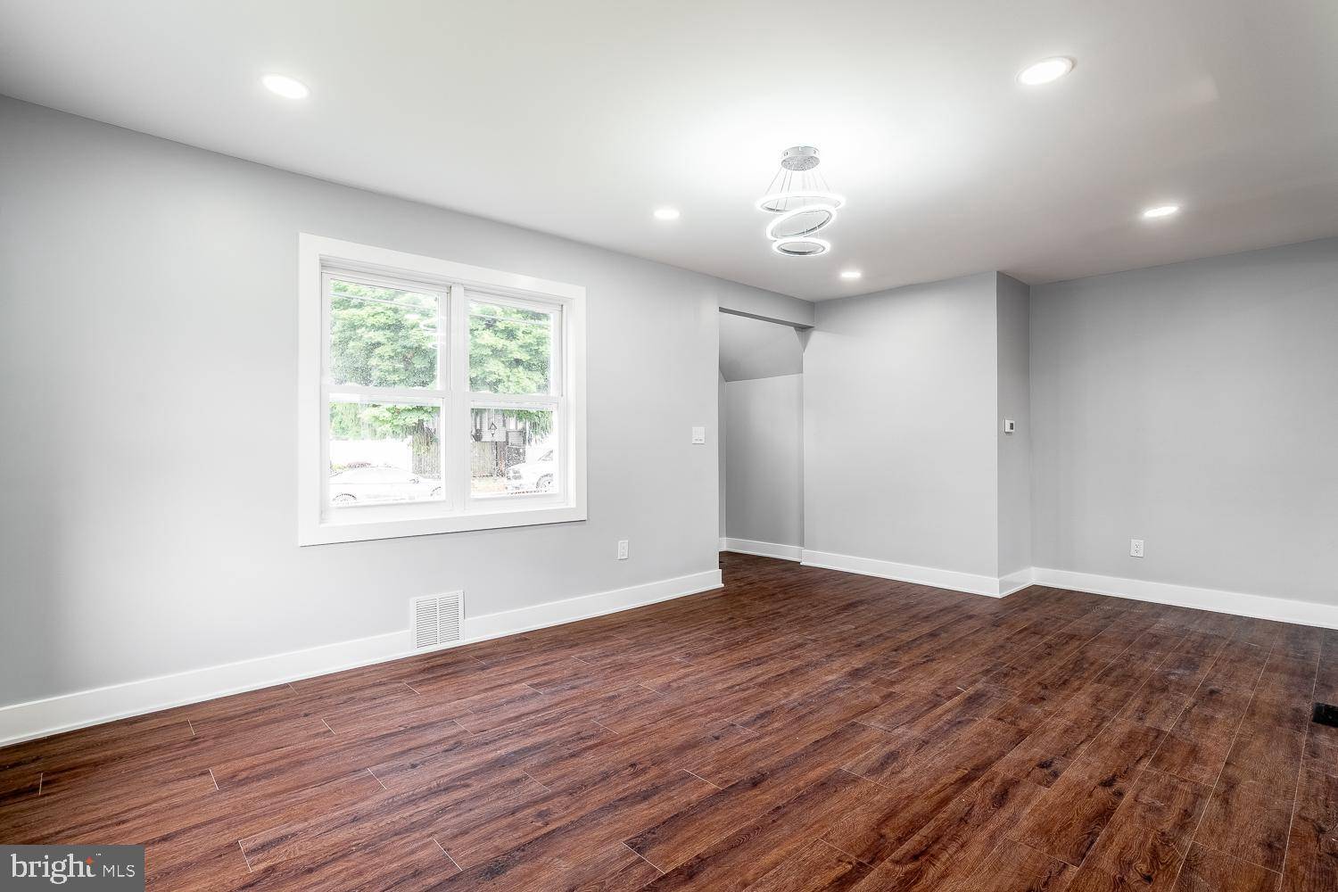 Maple Shade, NJ 08052,51 S PINE AVE
