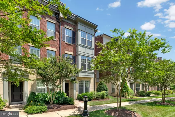 Oxon Hill, MD 20745,839 REGENTS SQ #352