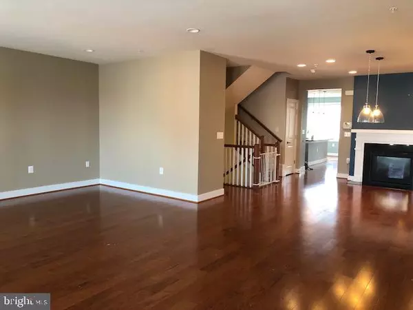 Alexandria, VA 22301,2207 MAIN LINE BLVD #102