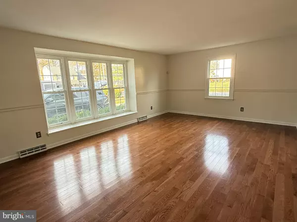 Delran, NJ 08075,142 FOX CHASE DR