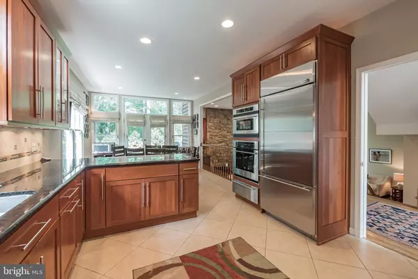 Bethesda, MD 20814,5507 THORNBUSH CT