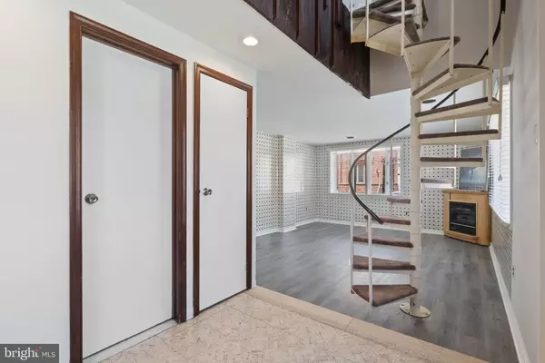 Philadelphia, PA 19145,2401 S OPAL ST