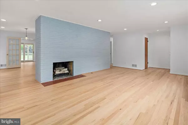 Alexandria, VA 22309,9026 MCNAIR DR