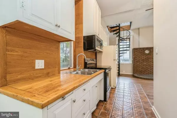 Pennington, NJ 08534,16 RAILROAD PL