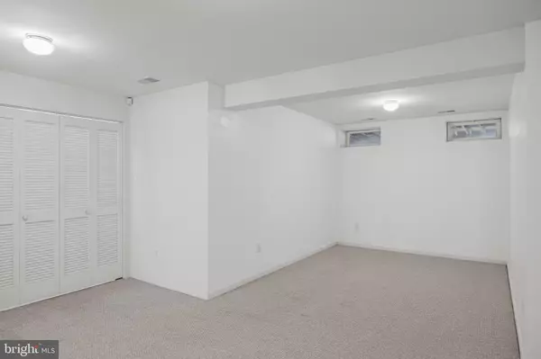 Pine Hill, NJ 08021,8 PLAYERS LN