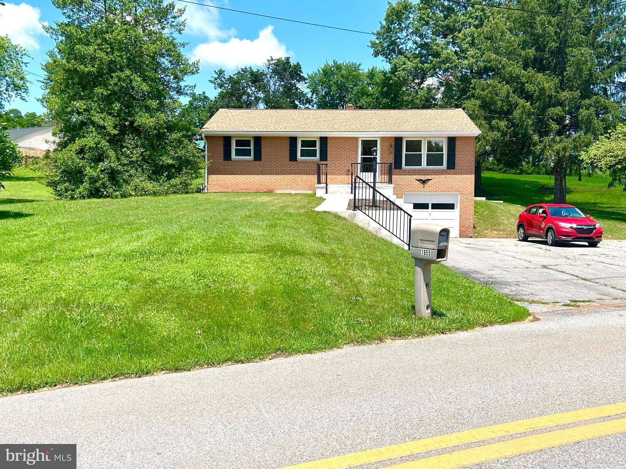 1655 OAK LN, Dover, PA 17315
