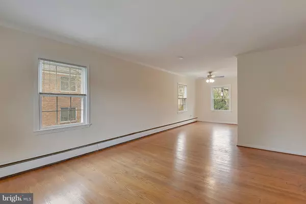 Arlington, VA 22207,4023 18TH RD N #2