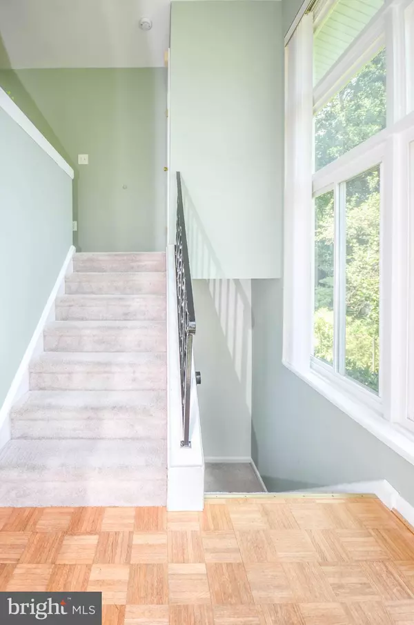 Vienna, VA 22180,2812 YEONAS DR