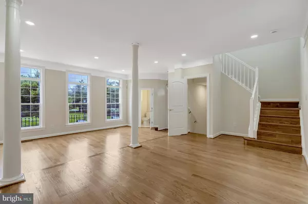 Woodbridge, VA 22191,925 HERONS RUN LN