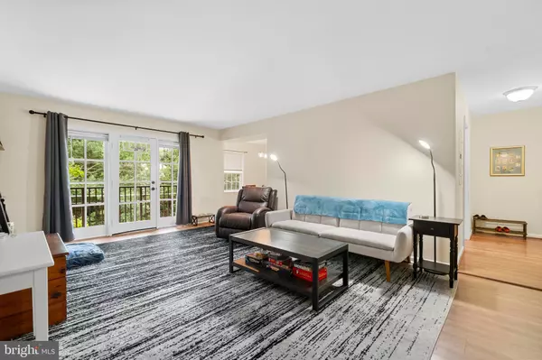 Falls Church, VA 22041,3336 SPRING LN #A-32