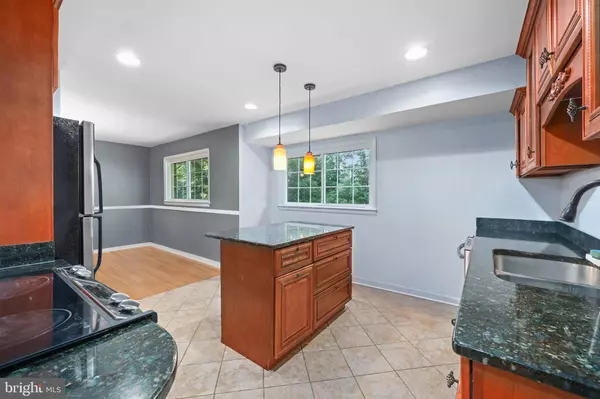 Annandale, VA 22003,7044 CINDY LN