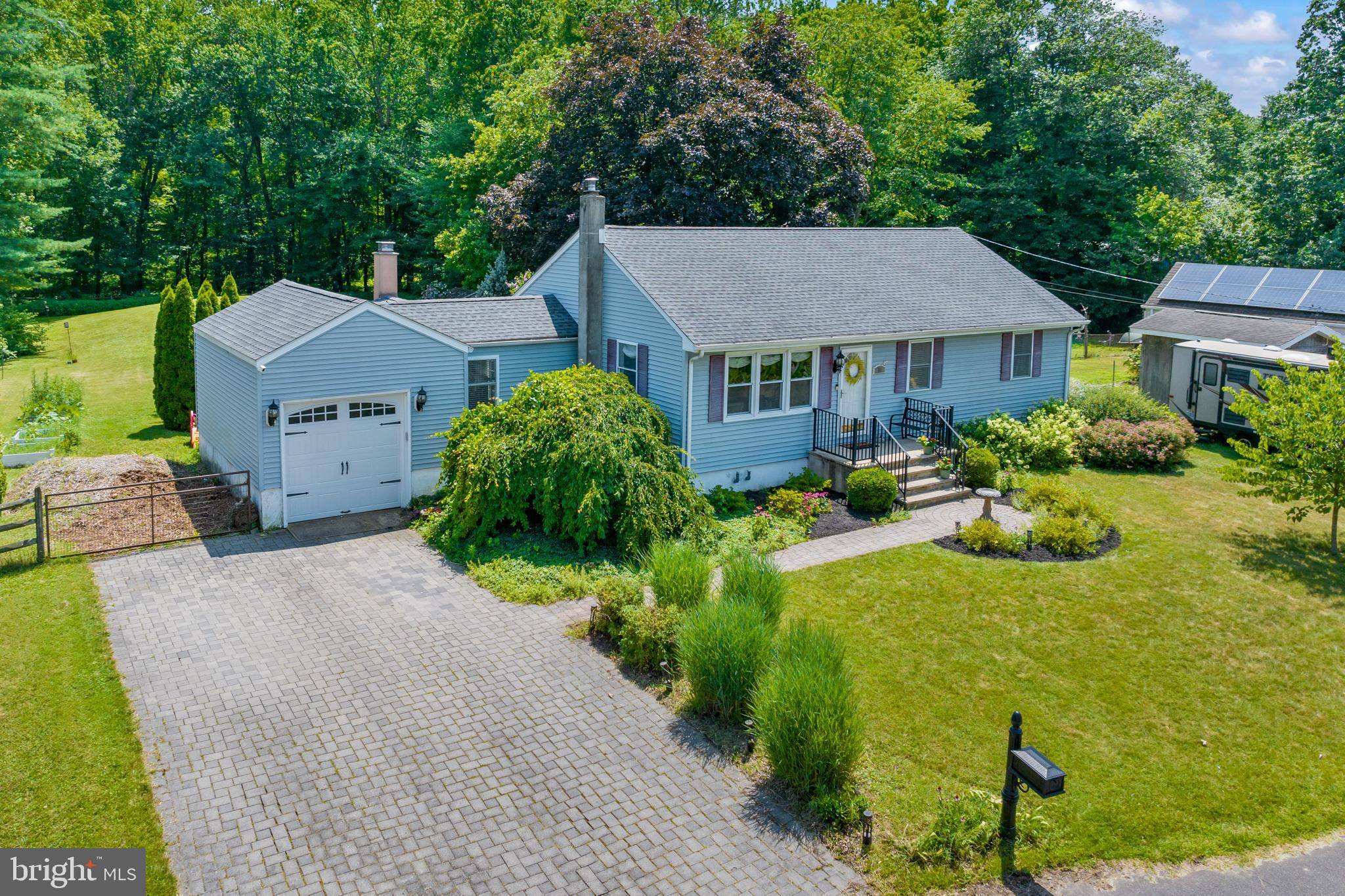 10 HENGELI DR, Chesterfield, NJ 08515