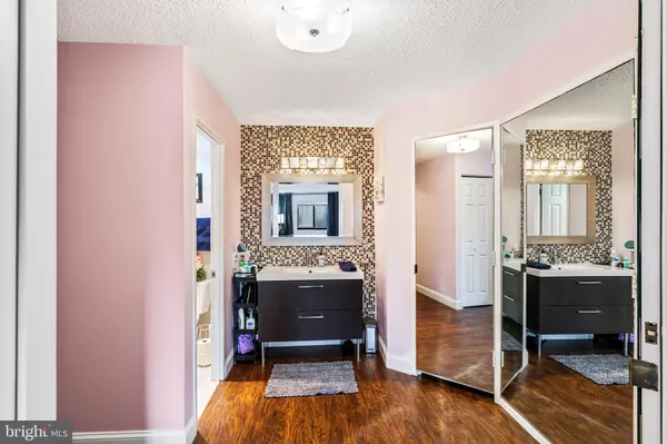 Alexandria, VA 22303,5904 MOUNT EAGLE DR #505
