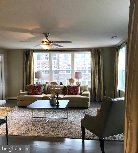 Herndon, VA 20171,13722 NEIL ARMSTRONG AVE #402
