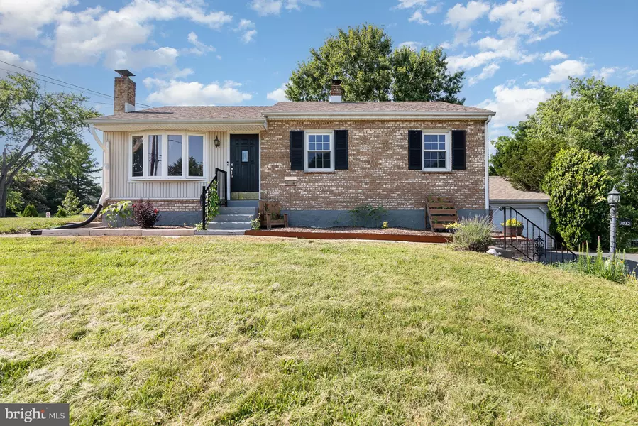 7832 DEWEY DR, Harrisburg, PA 17112
