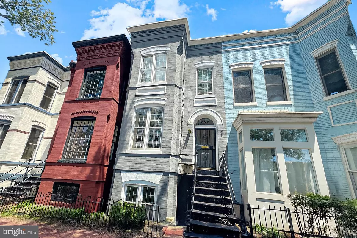 Washington, DC 20003,252 11TH ST SE
