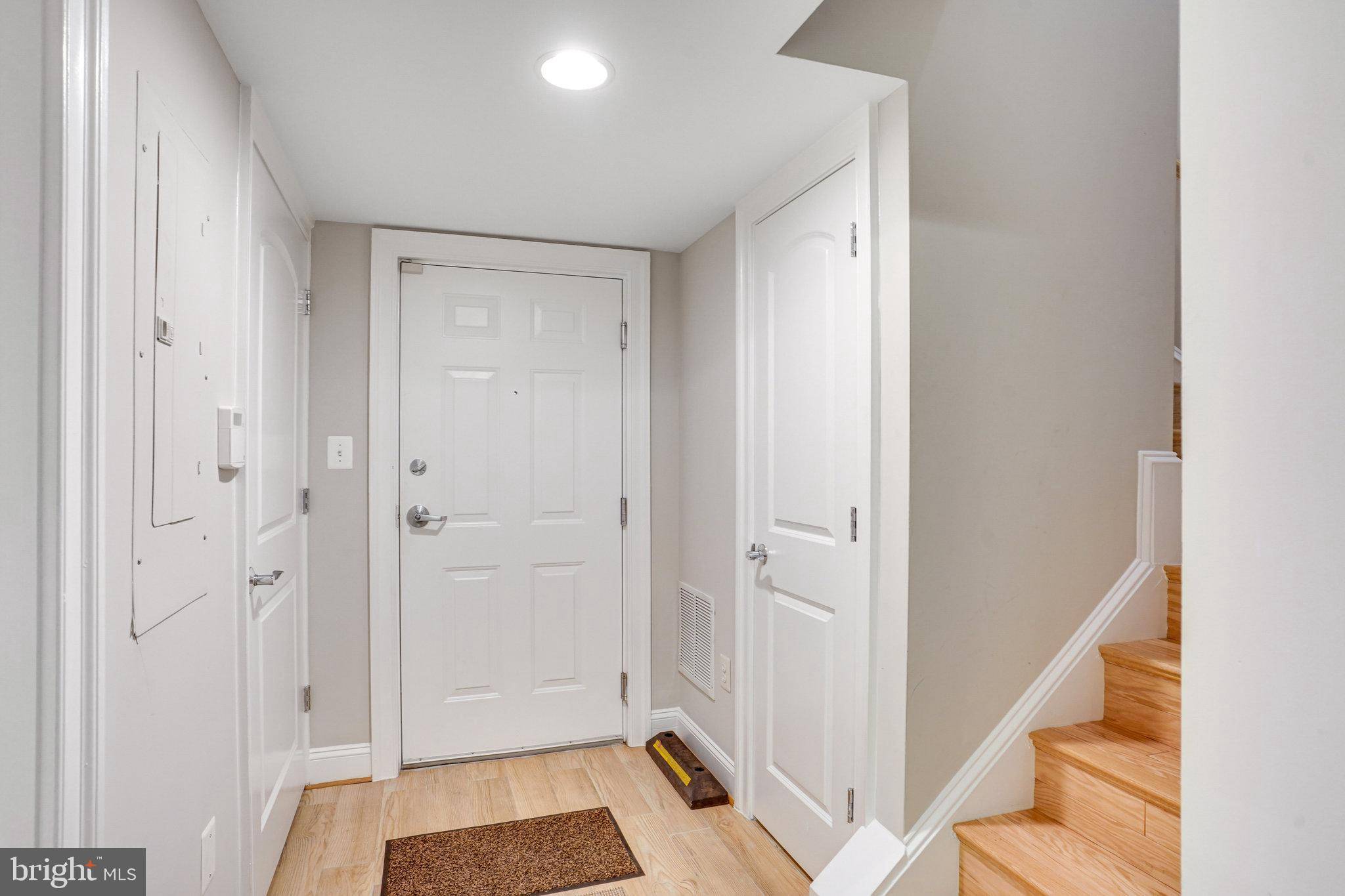 Alexandria, VA 22314,906 SLATERS LN