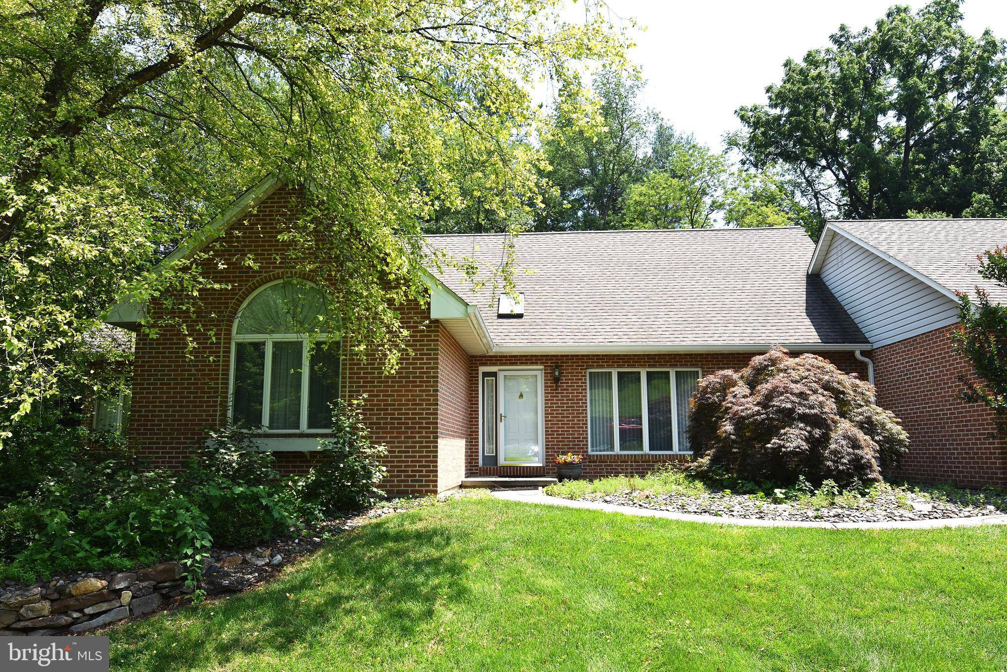4 COUNTRY LN, Douglassville, PA 19518