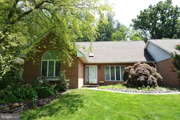 4 COUNTRY LN, Douglassville, PA 19518