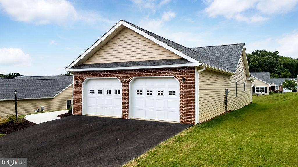 Staunton, VA 24401,5 RIVER OAK DR
