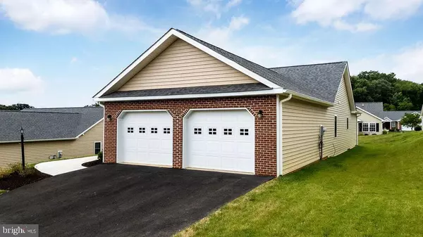 Staunton, VA 24401,5 RIVER OAK DR