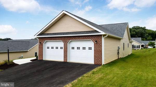 Staunton, VA 24401,5 RIVER OAK DR