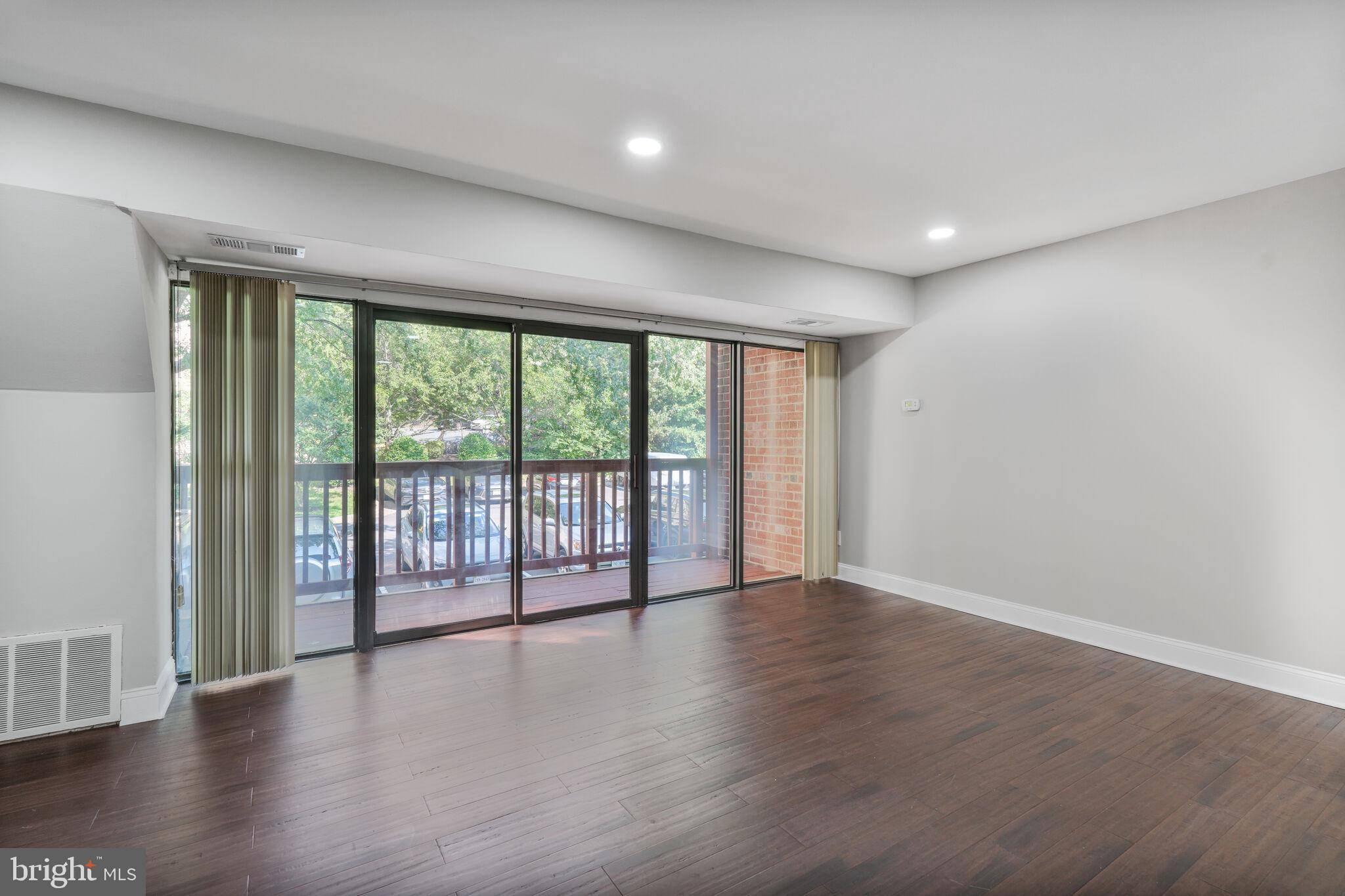 Alexandria, VA 22314,49 SKYHILL RD #201