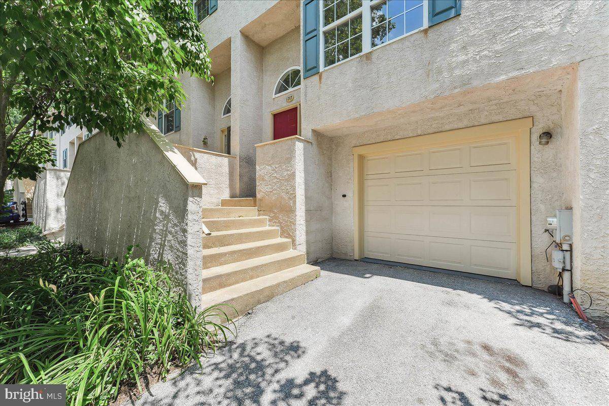 West Chester, PA 19382,137 WHISPERING OAKS DR #2001