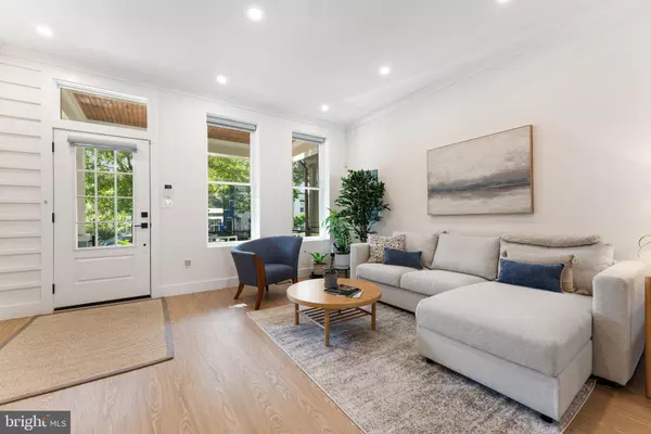 Washington, DC 20002,922 8TH ST NE